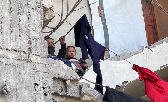 À Gaza, les habitants continuent de vivre dans des immeubles résidentiels endommagés malgré le risque d'effondrement.